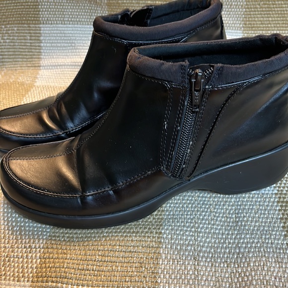 Easy Spirit Women’s Zip Bootie, good pre-owned condition - Picture 2 of 5